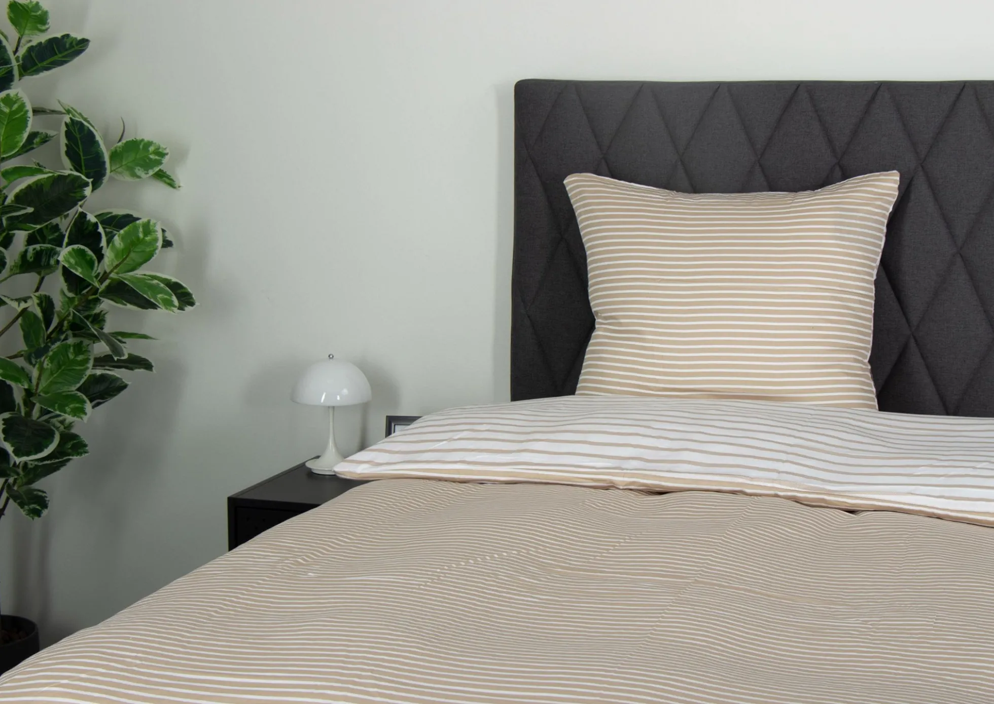 Sengetøj 140x220 cm - 100% bomuldssatin - Vendbart sandfarvet striber