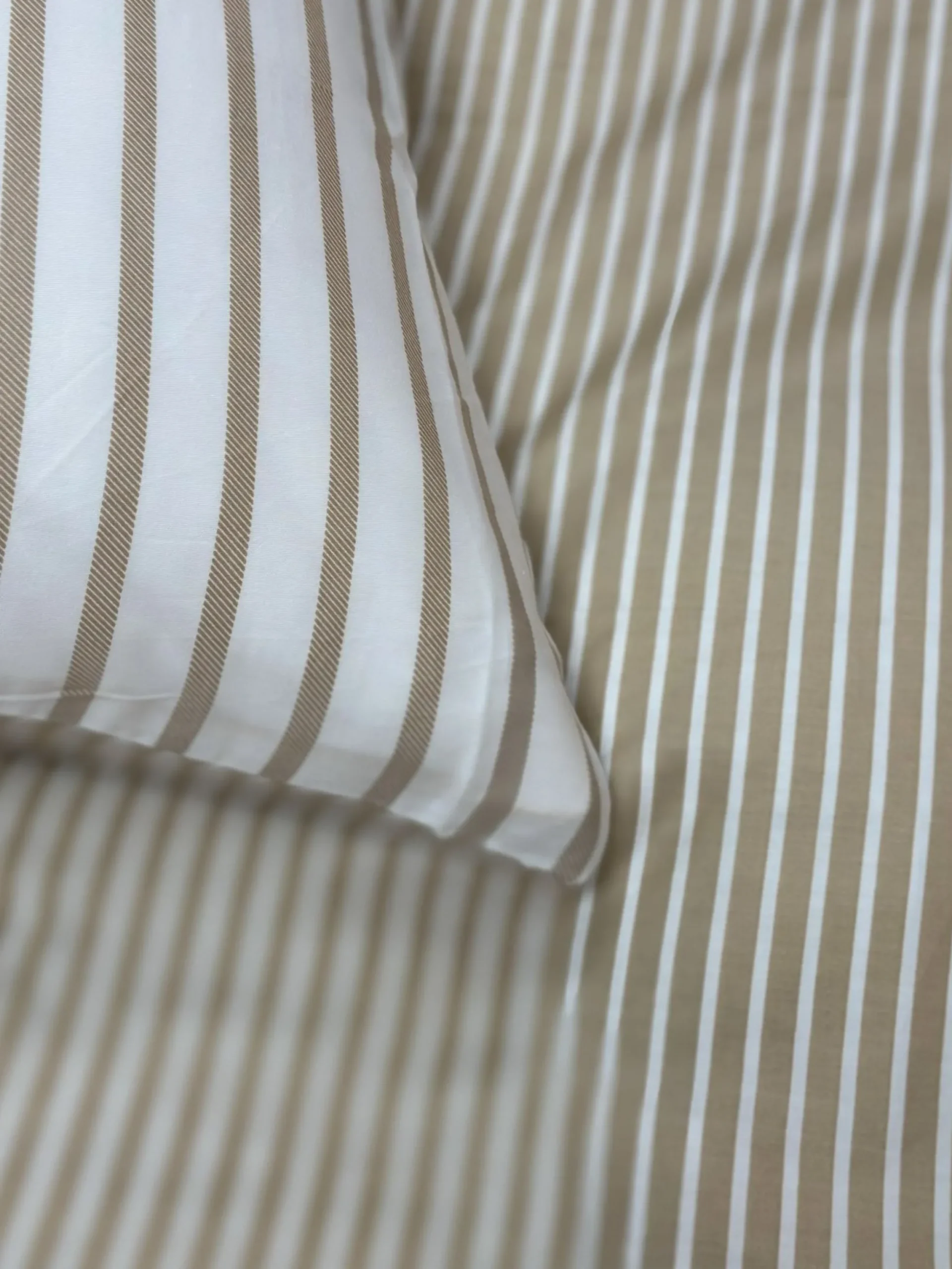 Sengetøj 140x220 cm - 100% bomuldssatin - Vendbart sandfarvet striber