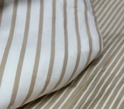 Sengetøj 140x200 cm - 100% bomuldssatin - Vendbart sandfarvet striber