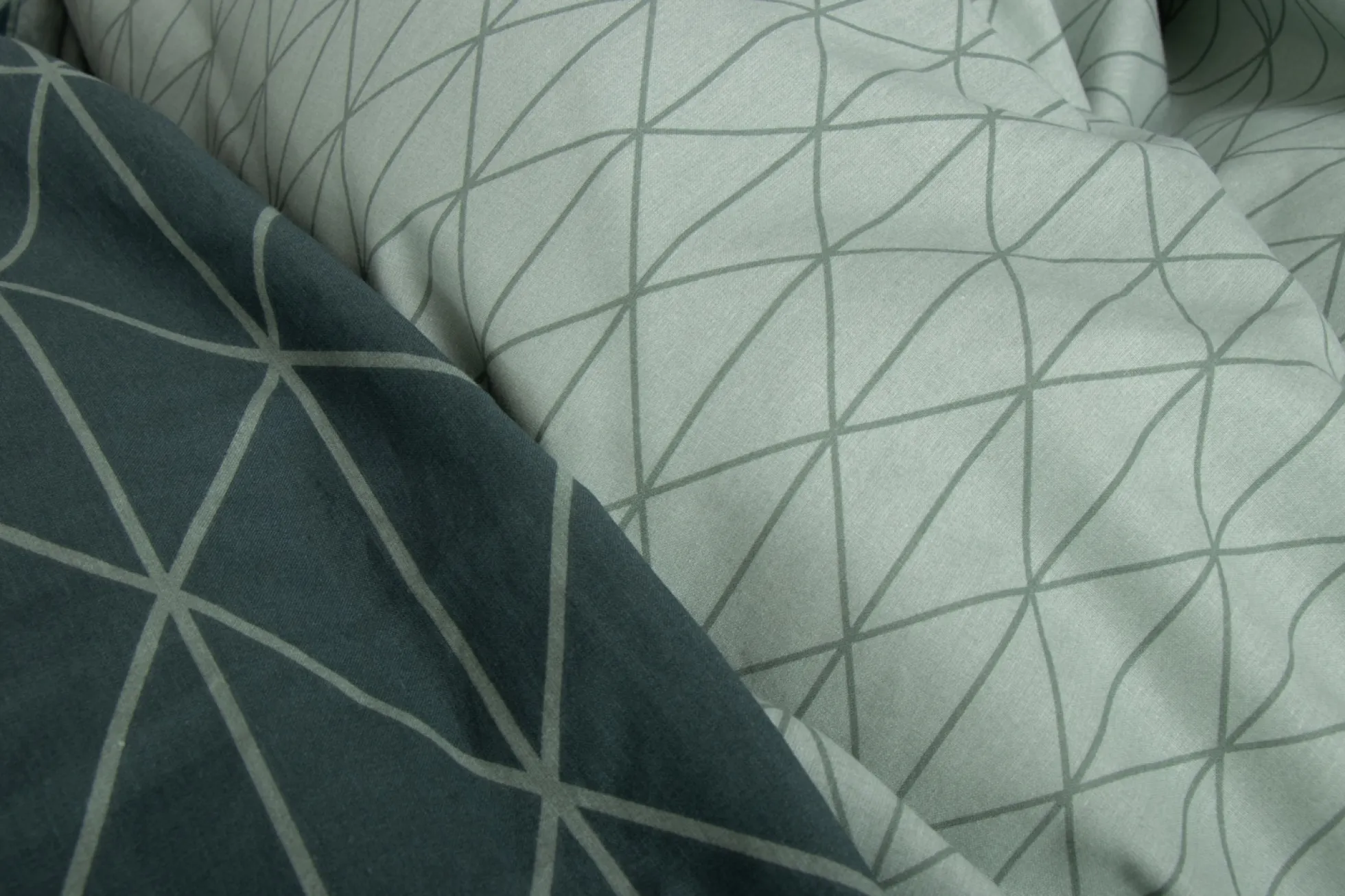 Sengetøj 140x200 cm - 100% Bomuld - Vendbart med grønt harlequin design