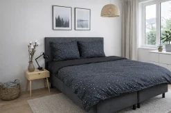 Sengetøj 140x200 cm - 100% Bomuld - Zodiac black - Vendbart med stjerner