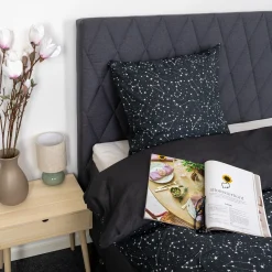 Sengetøj 140x200 cm - 100% Bomuld - Zodiac black - Vendbart med stjerner