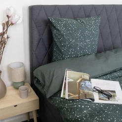 Sengetøj 140x200 cm - 100% Bomuld - Zodiac green - Vendbart med stjerner