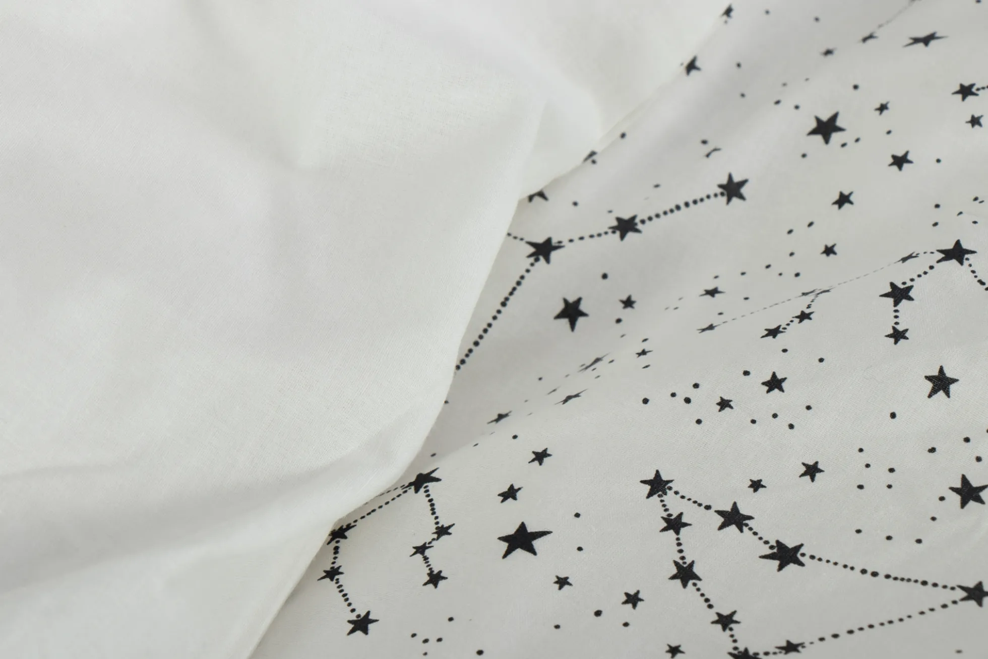 Sengetøj 150x210 cm - 100% Bomuld - Zodiac white - Vendbart med stjerner
