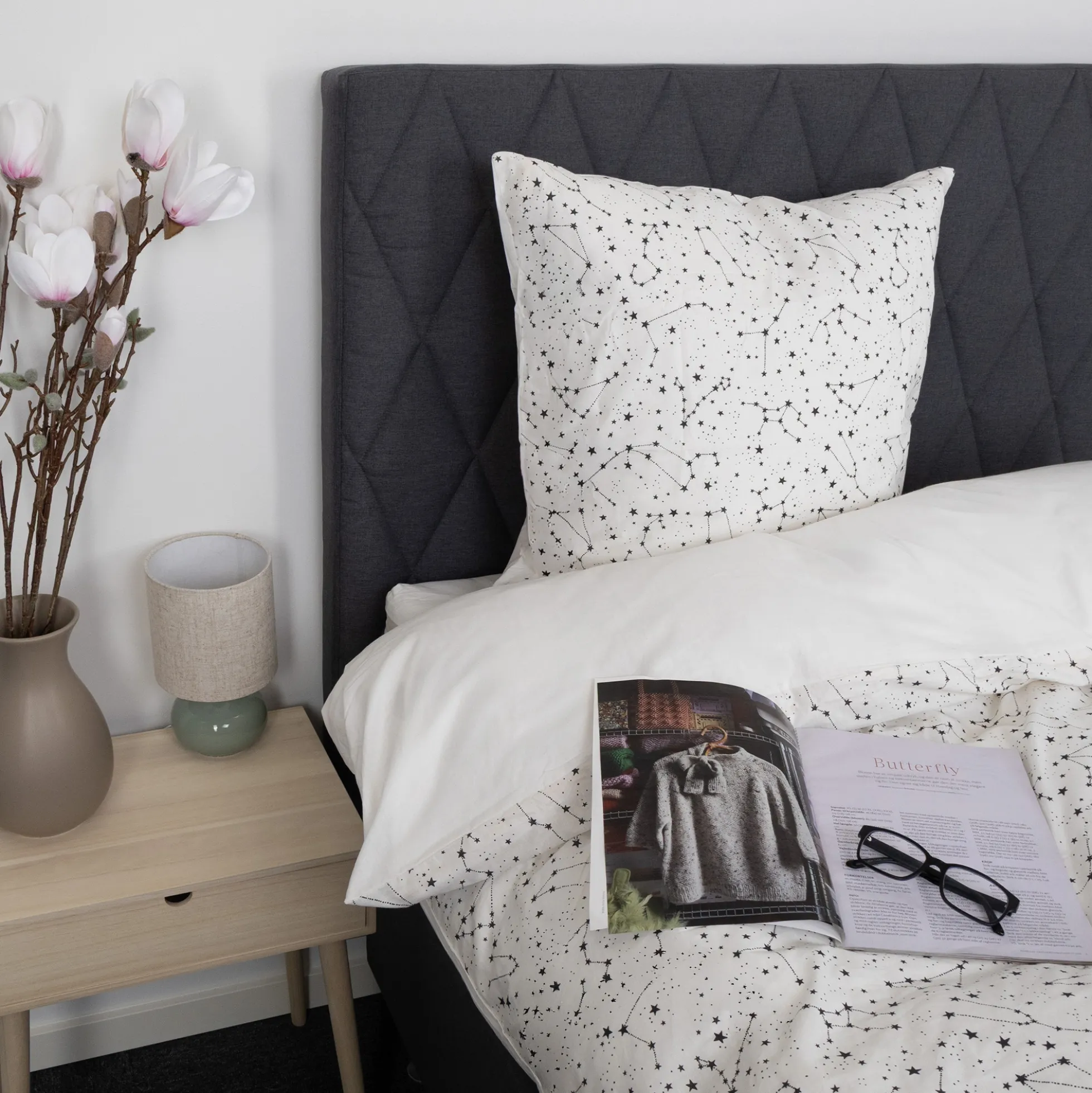 Sengetøj 150x210 cm - 100% Bomuld - Zodiac white - Vendbart med stjerner