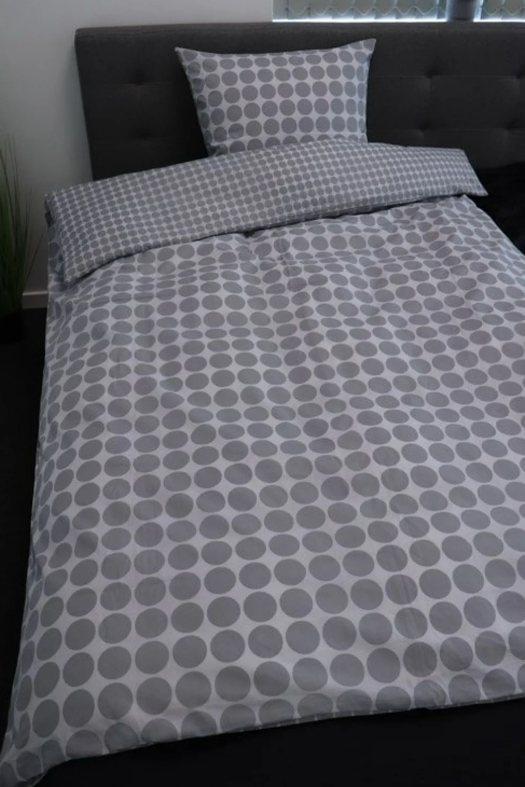 Sengetøj 140x200 cm - Circle grey - Prikket sengetøj - 100% Bomuld - Borg Living sengesæt