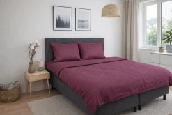 Sengetøj 140x220 cm - GOTS certificeret økologisk bomuldssatin - Blomme farvet jacquardvævede tern