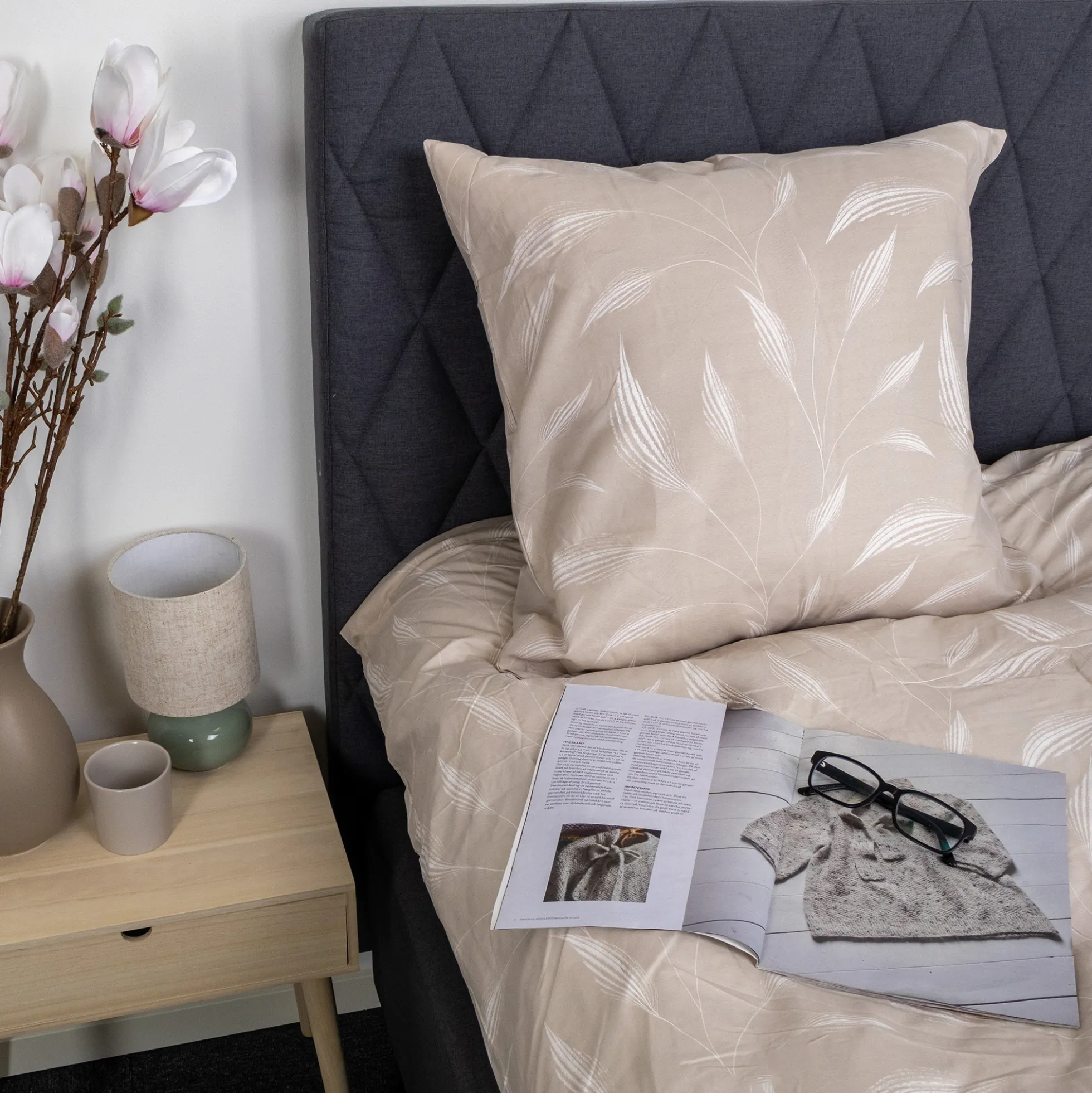 Sengetøj 140x220 cm - Microfiber - Beige med print af blade