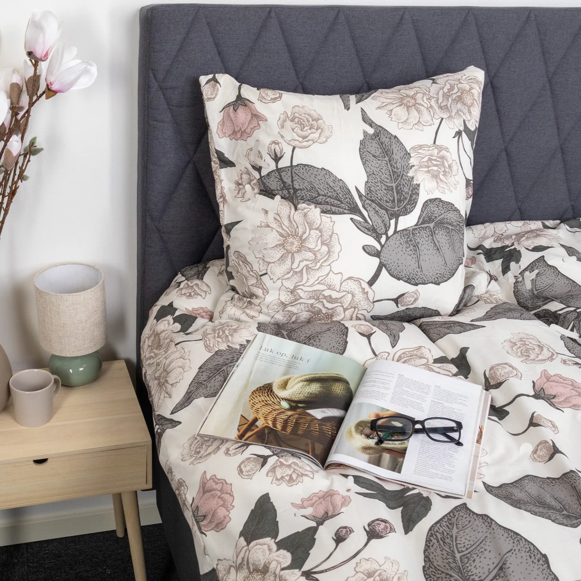 Sengetøj 140x220 cm - Microfiber - Beige blomstret print