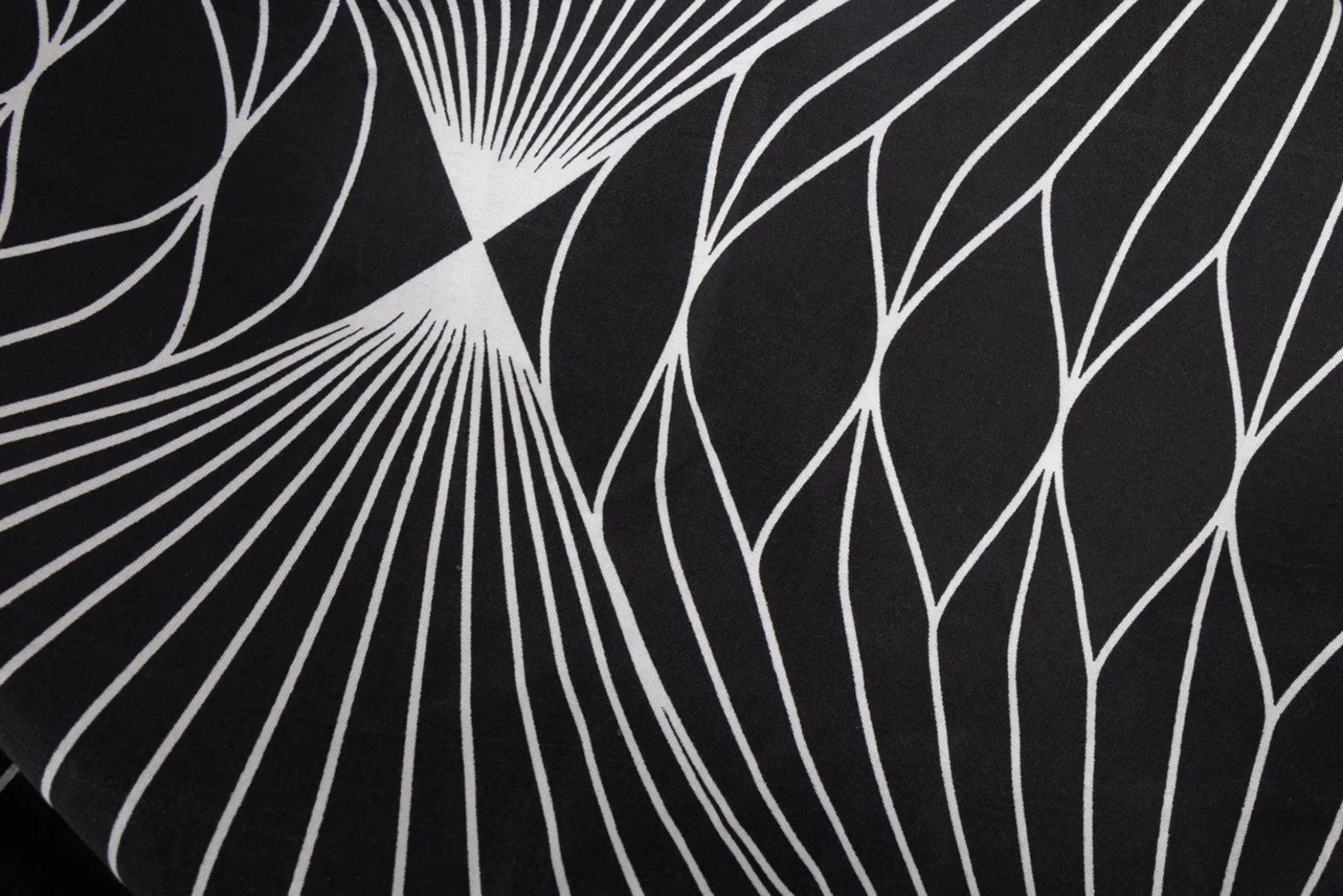 Sengetøj 140x220 cm - Microfiber - Sort diamant print