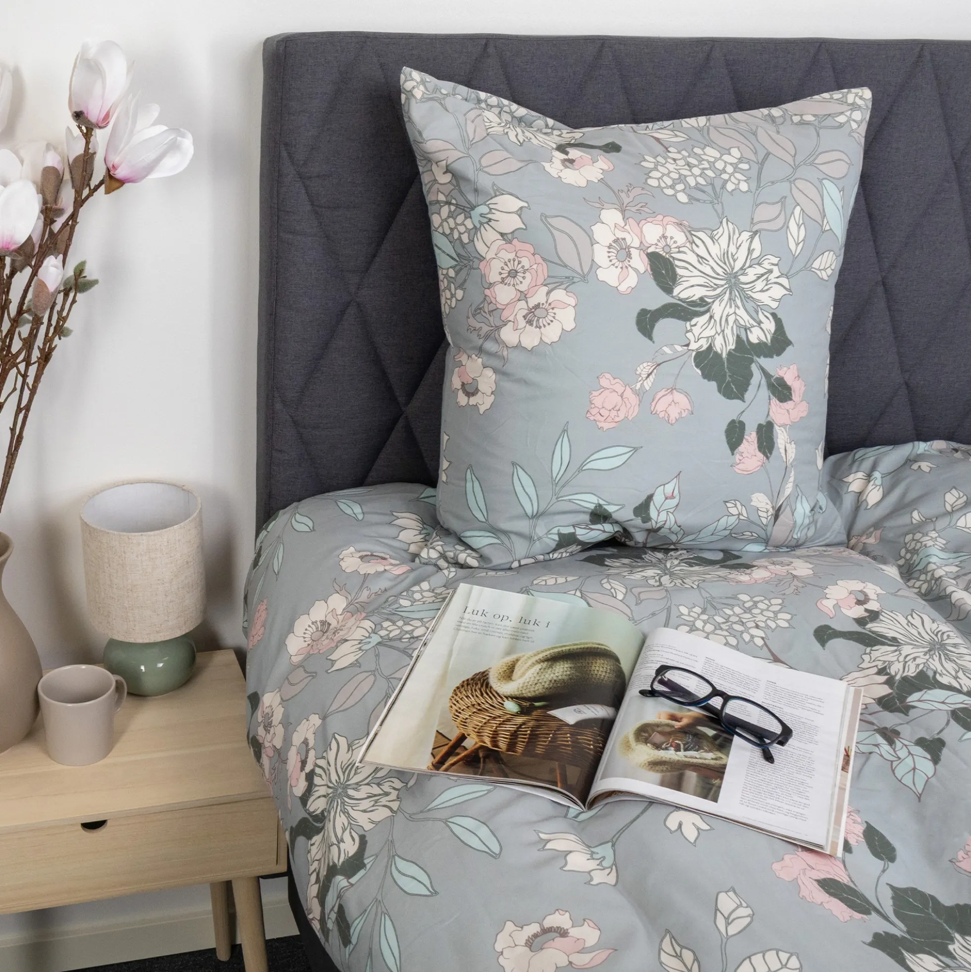 Sengetøj 140x220 cm - Microfiber - Støvet grønt blomstret print