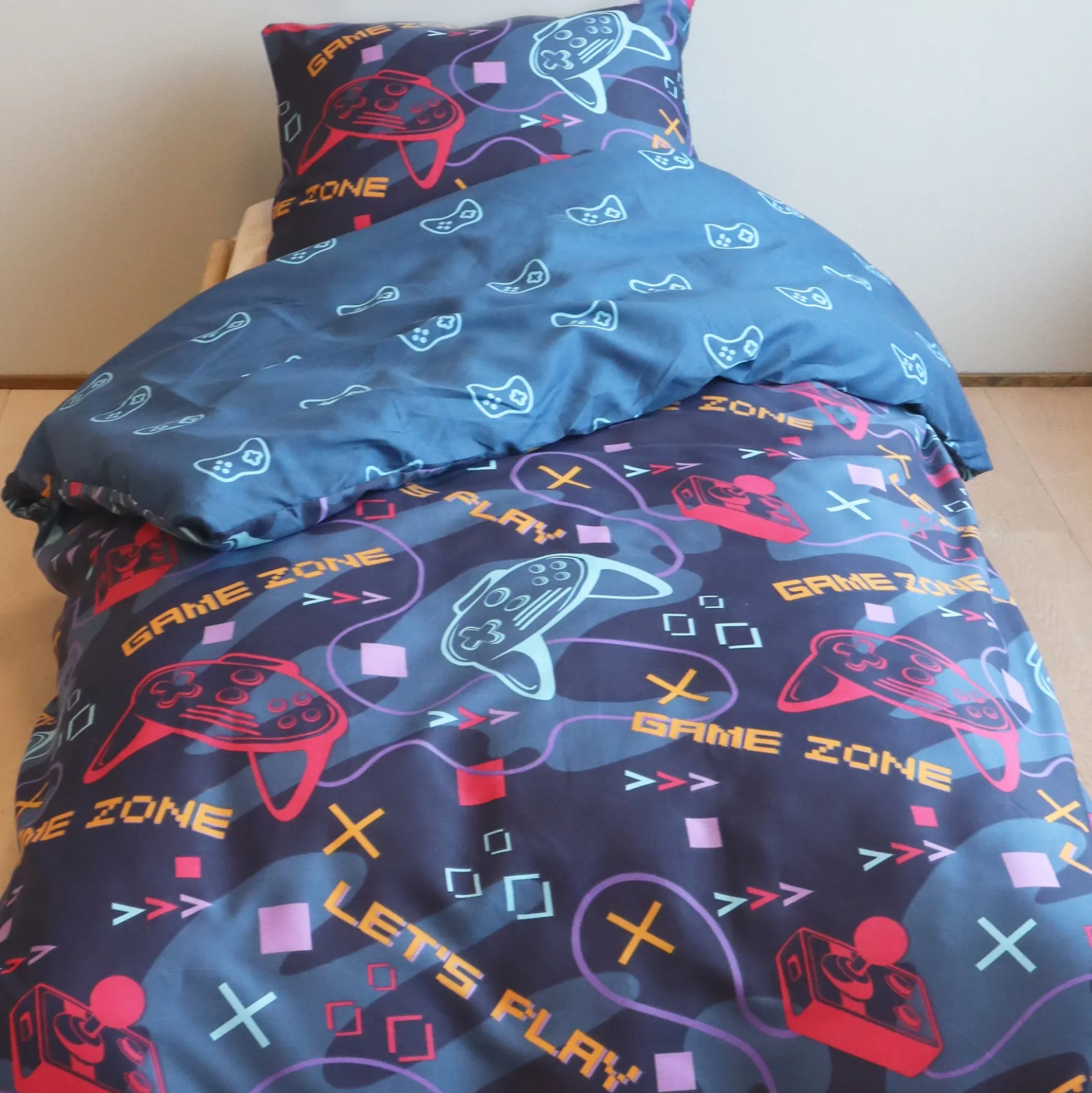 Sengetøj 140x200 cm - Microfiber - Vendbart gamer motiv