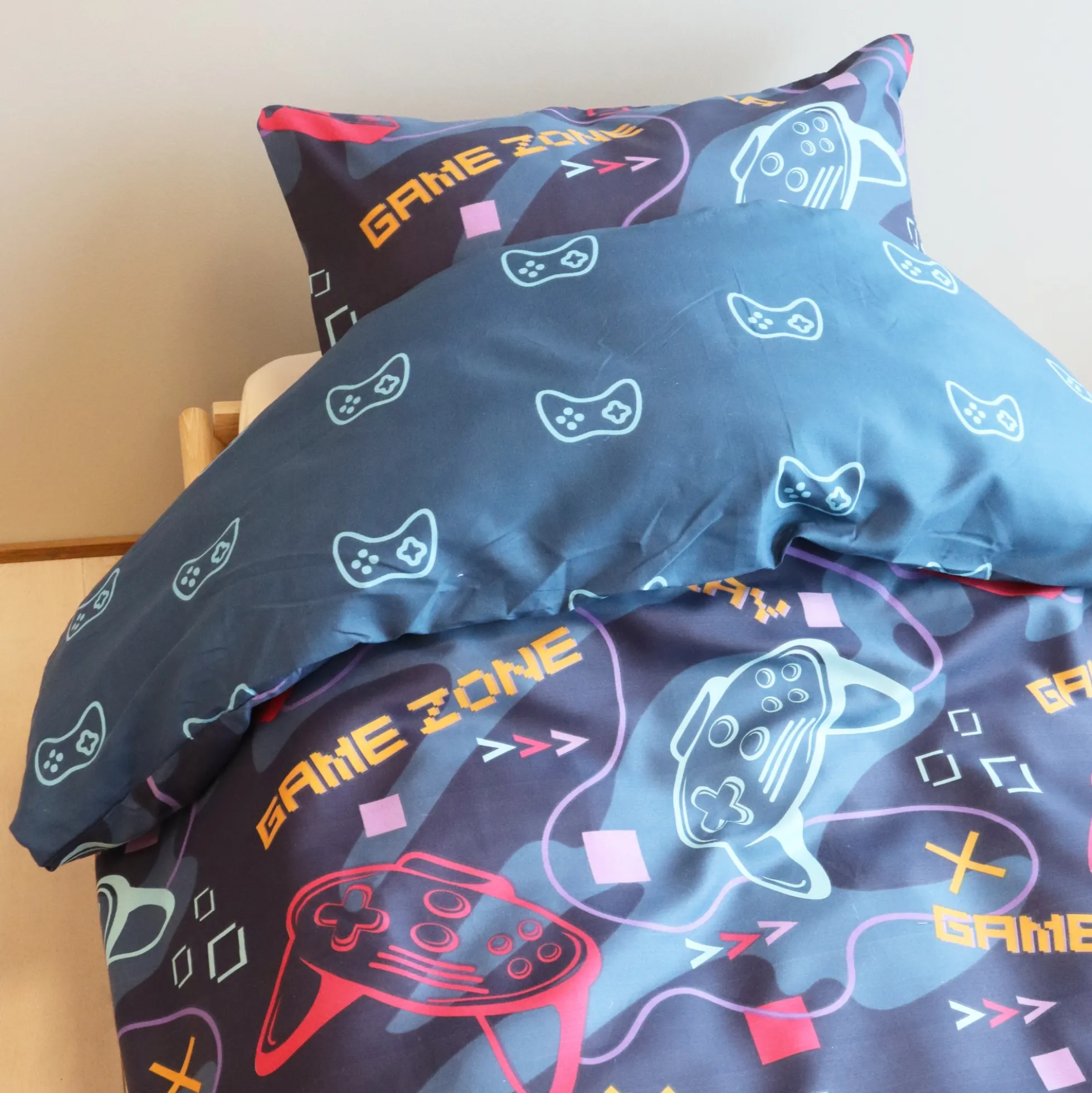 Sengetøj 140x200 cm - Microfiber - Vendbart gamer motiv