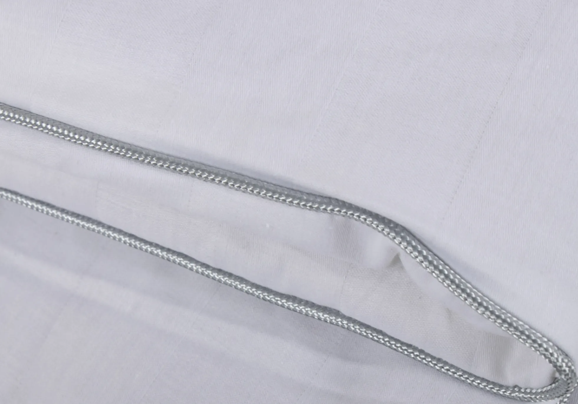 Silkedyne med 100% Mulberry silkefyld - Temperaturregulerende helårsdyne - 150x210 cm - Borg Living