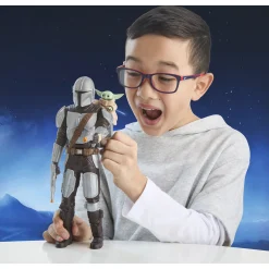 Star Wars Titan Feature actionfigur - Mandalorian og Grogu - 30 cm