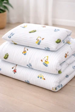 Stribet arbejdsmaskine sengetøj - 100% bomuld - Babysengetøj 70x100 cm - Hvid med blå striber og arbejdsmaskiner
