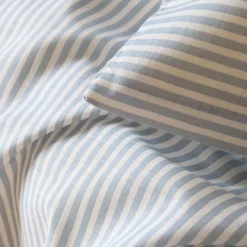 Stribet sengetøj - 100% bomuld - Babysengetøj 70x100 cm - Hvidt med blå striber