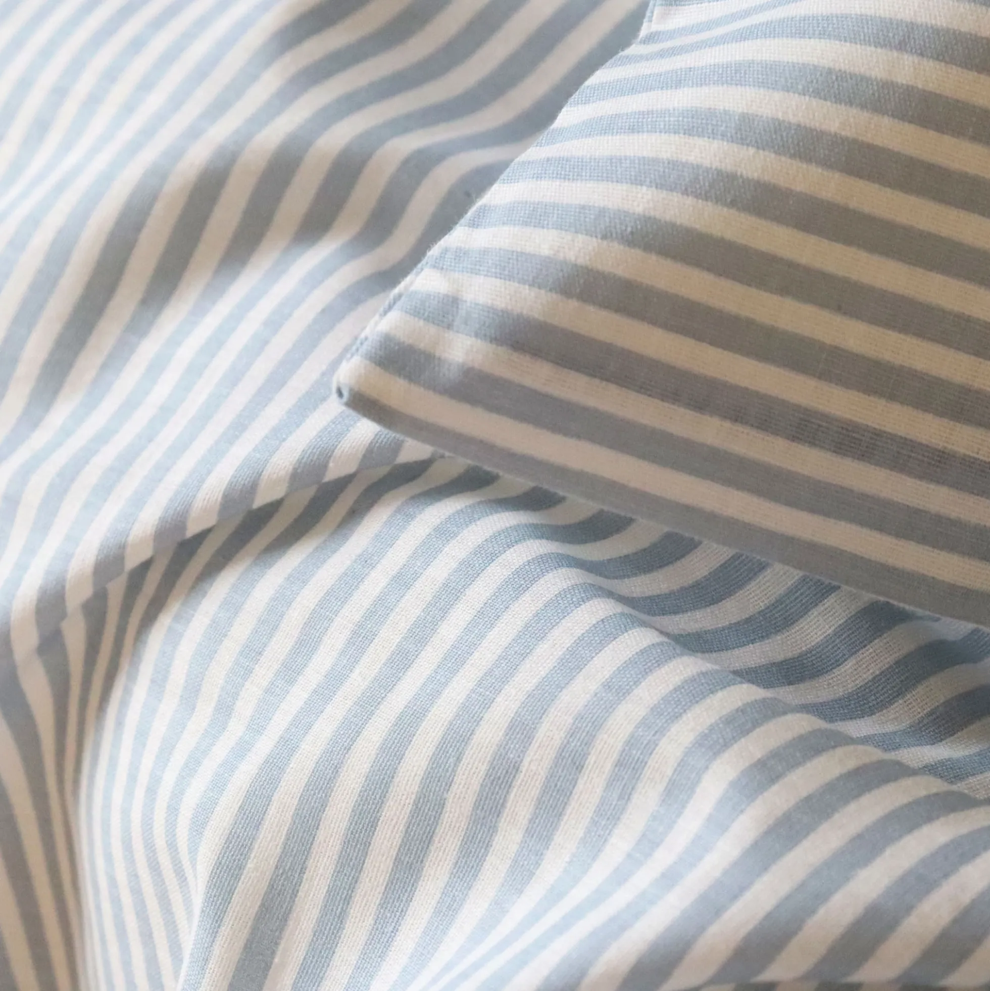 Stribet sengetøj - 100% bomuld - Babysengetøj 70x100 cm - Hvidt med blå striber