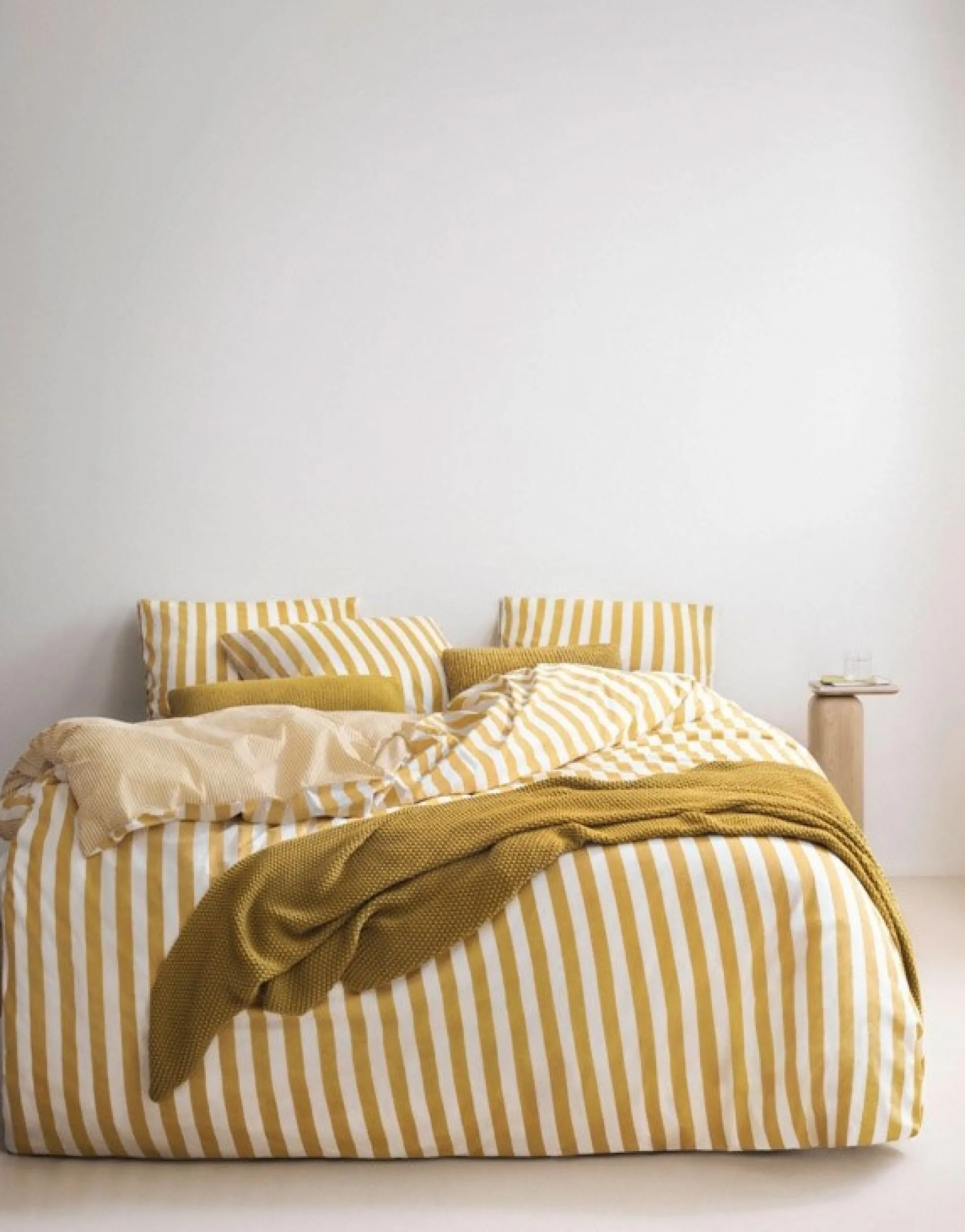 Stribet sengetøj 140x220 cm - Mikkeli Sunrise - 2 i 1 design - Sengesæt i 100% Enzymvasket bomuld - Marc O'Polo