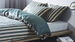 Stribet sengetøj 140x220 cm - Pine green - Vendbar dynebetræk - 100% Bomuldssatin sengesæt - Marc O'Polo