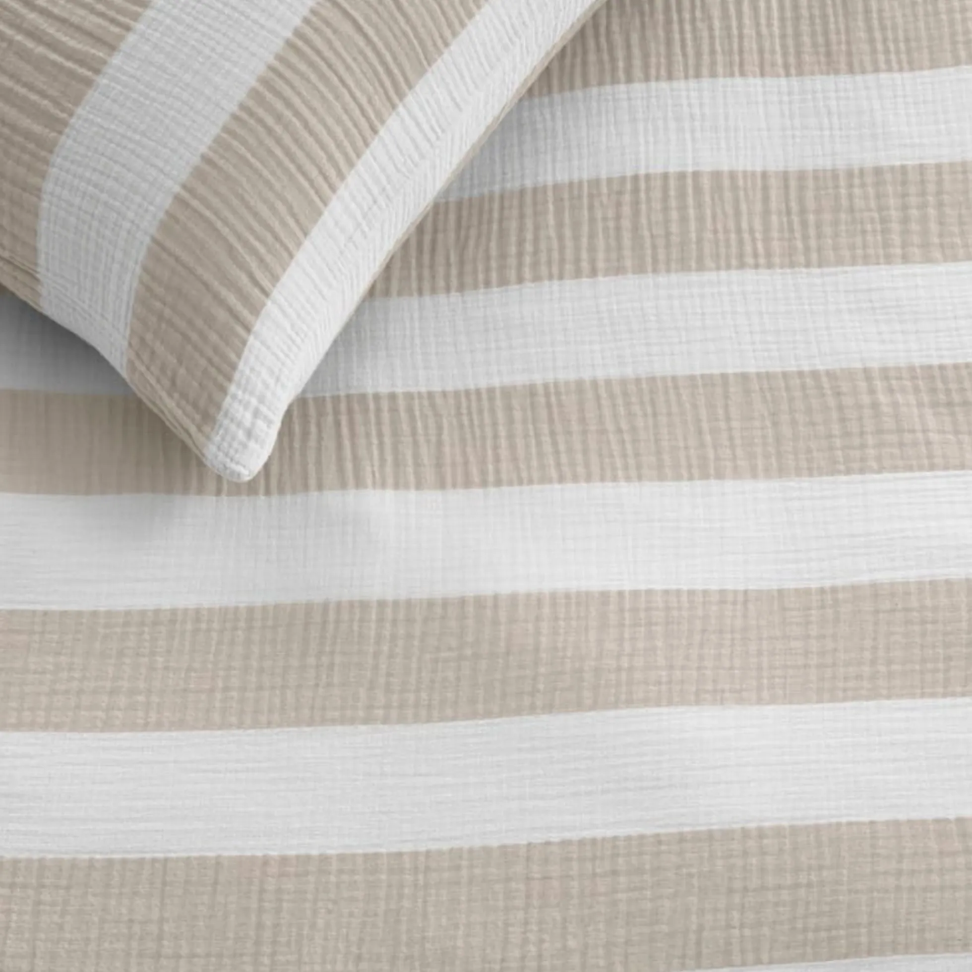 Stribet sengetøj 140x220 cm - Sengesæt i 100% blød musselin bomuld - Striped Sand - Riviéra Maison sengelinned