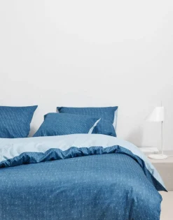Stribet sengetøj 140x200 cm - Toloma Nordic Blue - Sengesæt med 2 i 1 design - 100% Bomuldssatin - Marc O'Polo