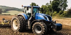 Traktor håndklæde - 70x140 cm - 100% bomuld - Blødt badehåndklæde med en blå traktor