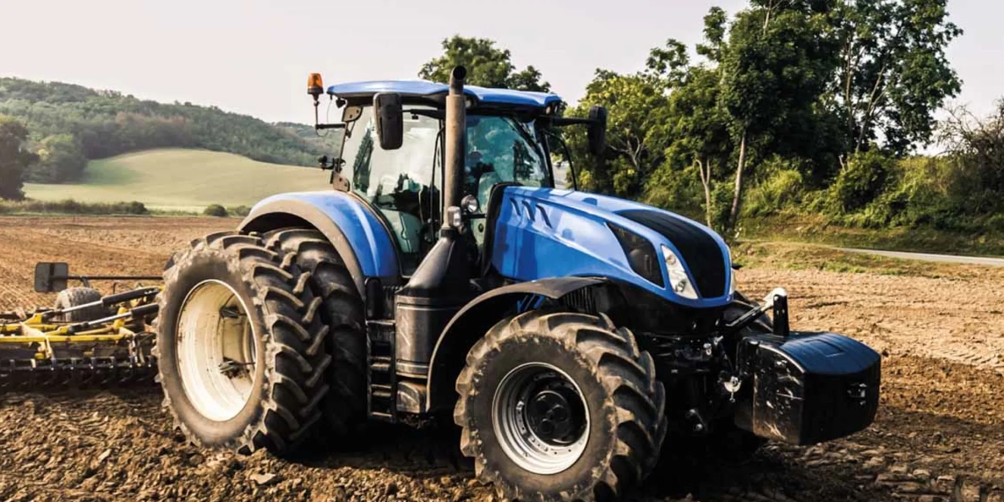 Traktor håndklæde - 70x140 cm - 100% bomuld - Blødt badehåndklæde med en blå traktor