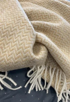 Uldplaid med finkæmmet uld - 130x200 cm - Blødt uldtæppe med sandfarvet zigzag mønster - By Borg plaid