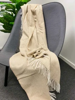 Uldplaid med finkæmmet uld - 130x200 cm - Blødt uldtæppe med sandfarvet zigzag mønster - By Borg plaid