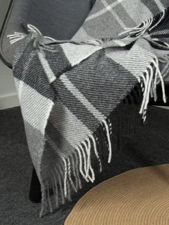Uldplaid med finkæmmet uld - 130x200 cm - Blødt uldtæppe med flotte grå tern - By Borg plaid