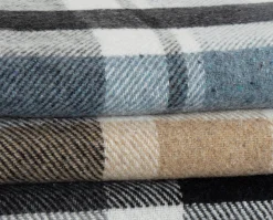 Uldplaid med finkæmmet uld - 130x200 cm - Blødt uldtæppe med flotte blå tern - By Borg plaid