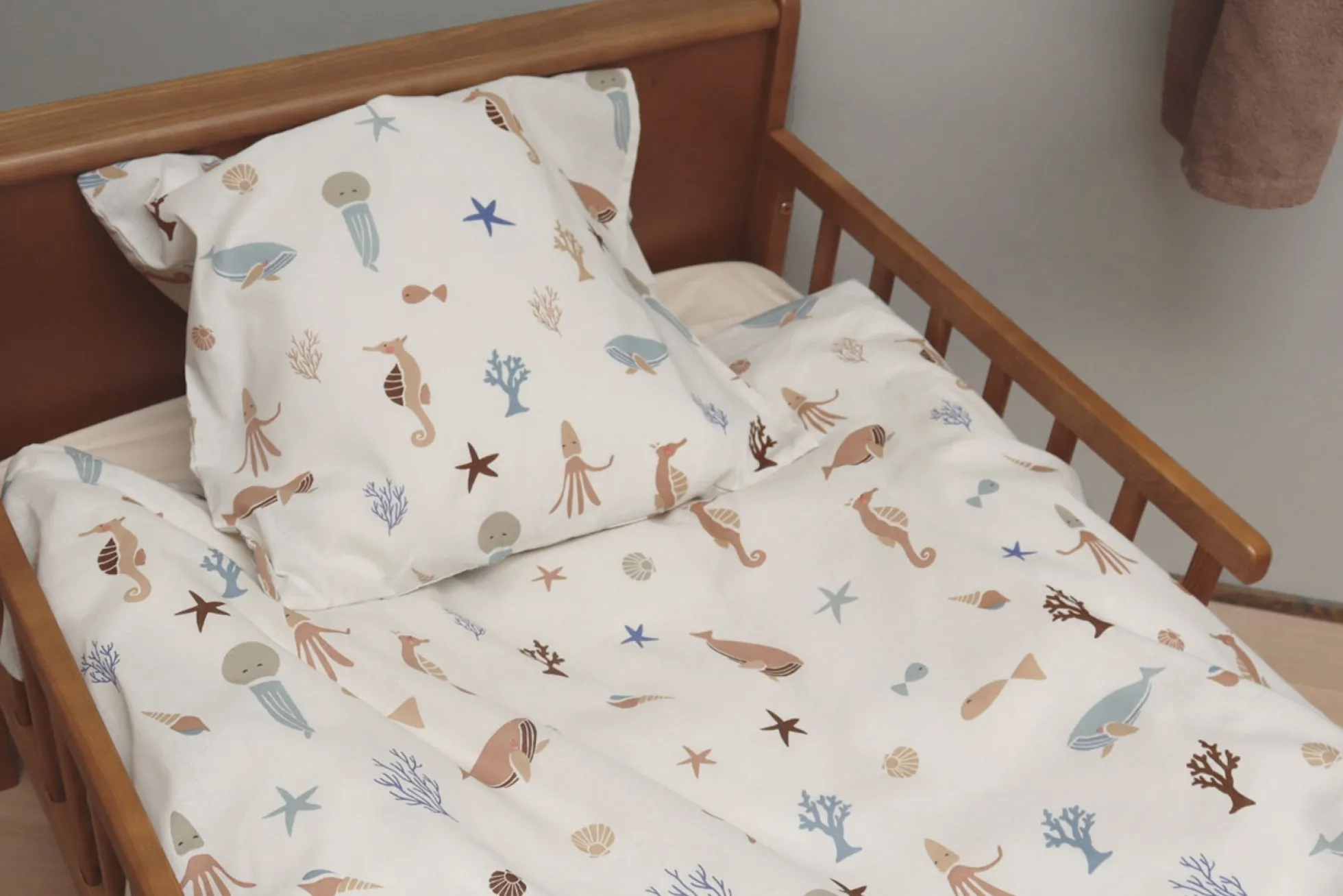 Undervands motiv sengetøj - 100% bomuld - Junior sengetøj 100x140 cm - Hvidt med undervands motiver